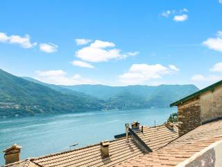 Casa con terrazzo e vista lago