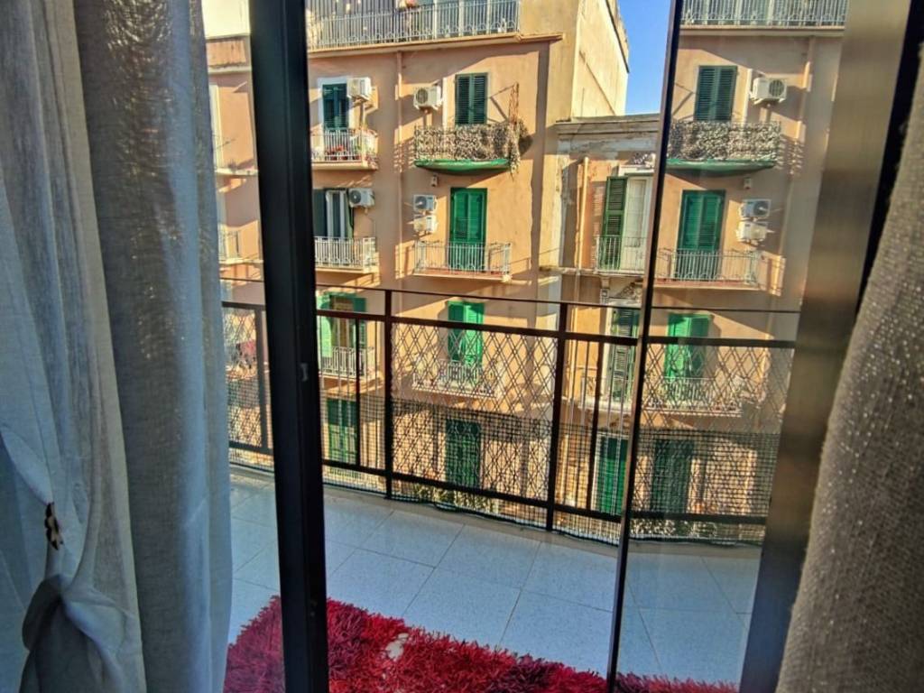 Vendita Appartamento Bari. Trilocale in via Principe Amedeo 403. Buono