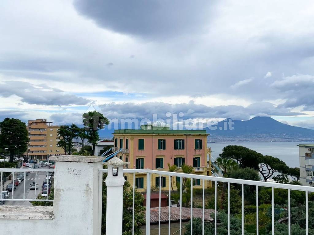 Vendita Appartamento in via Alessandro Manzoni. Napoli. Da ristrutturare, secondo piano, posto