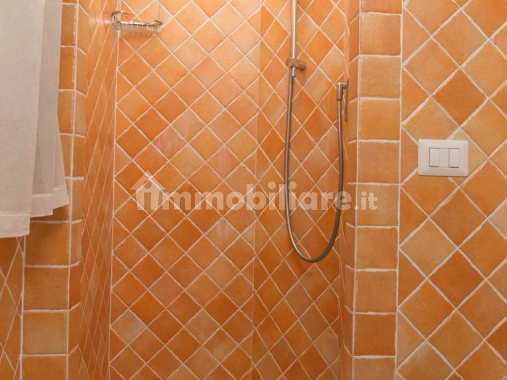villa stazzo cannigione doccia arancione