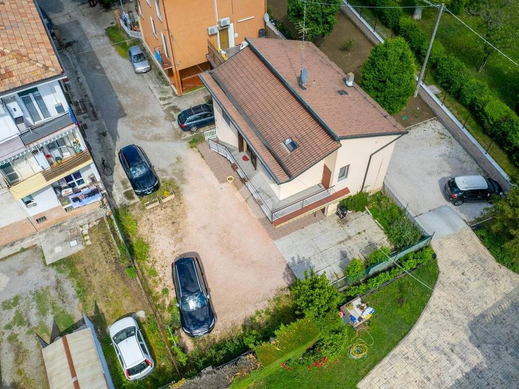 Vendita Terratetto unifamiliare in via XXV Aprile 1 Castelnovo di Sotto.  Buono stato, posto auto, con balcone, riscaldamento autonomo, 150 m², rif.  98725012