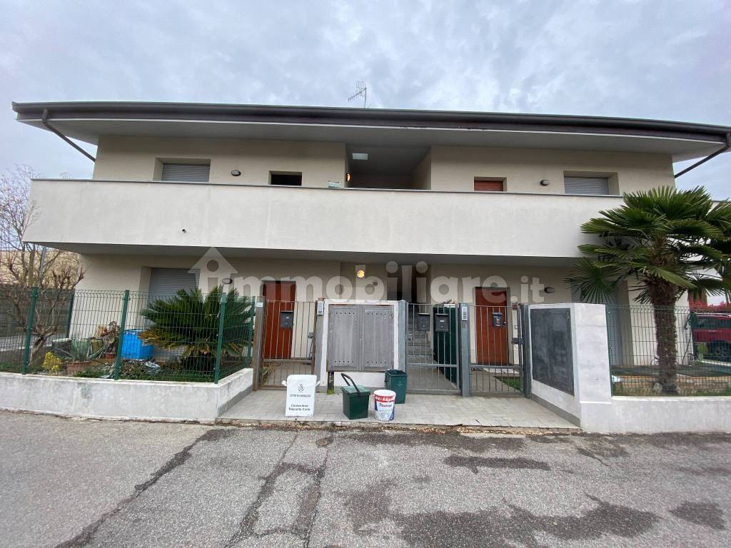 Appartamenti In Affitto A Roma Per Studenti Affitto Appartamento Lomazzo. Trilocale in via Piemonte. Buono stato