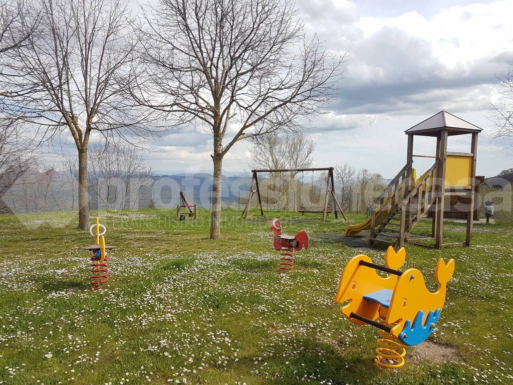 Parco giochi antistante