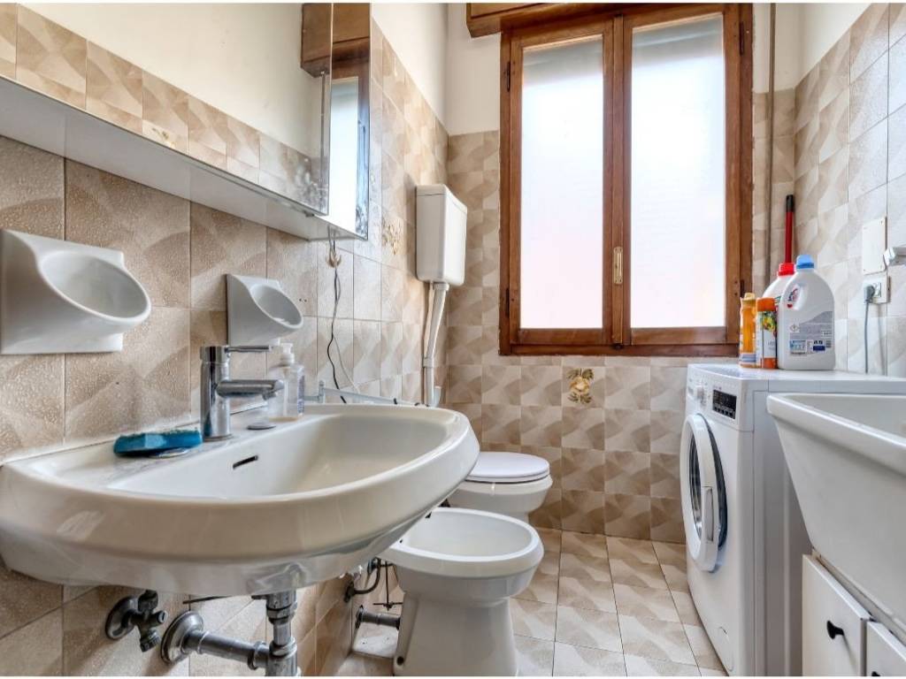 Vendita Appartamento Bologna. Trilocale in via di Corticella.... Buono