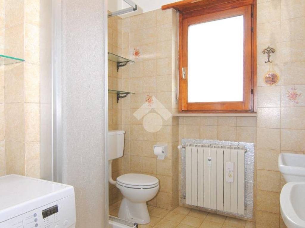 bagno finestrato con doccia