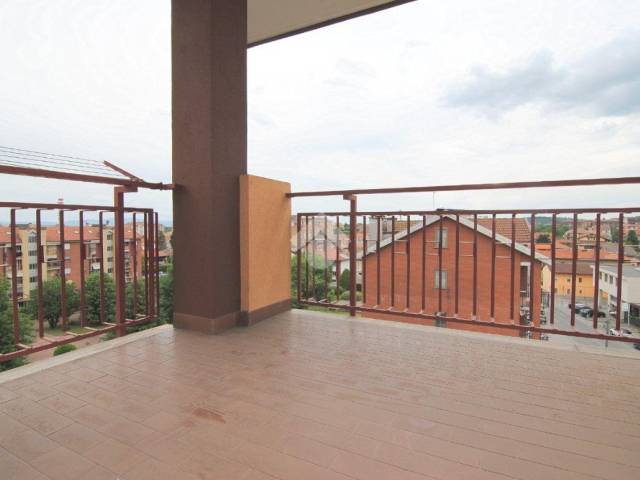 terrazzino accessibile da cucina e soggiorno