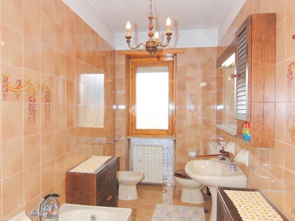 bagno finestrato con vasca