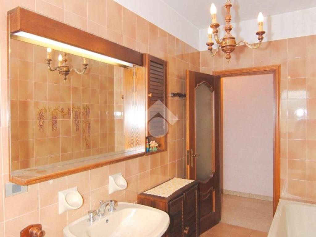 bagno finestrato con vasca