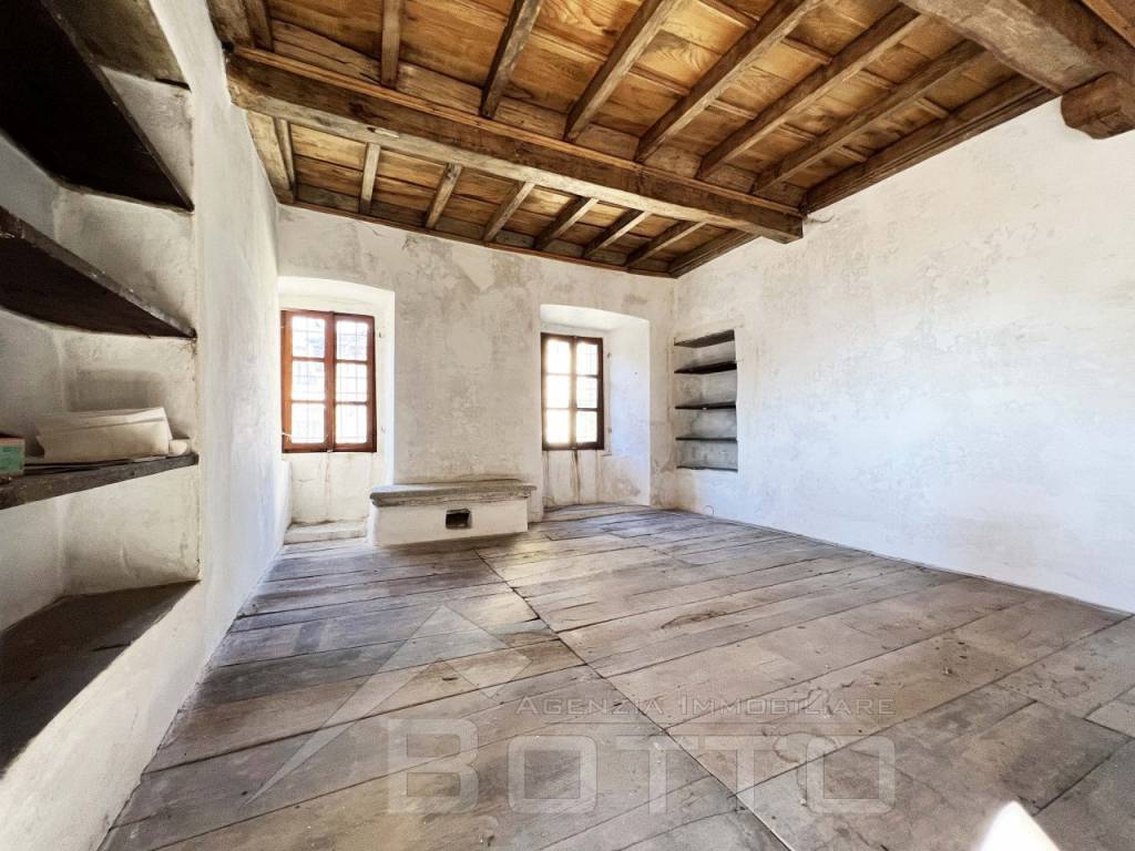 casa vendita loreglia stanza