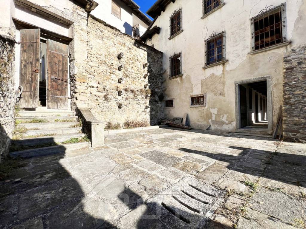 casa vendita loreglia cortile