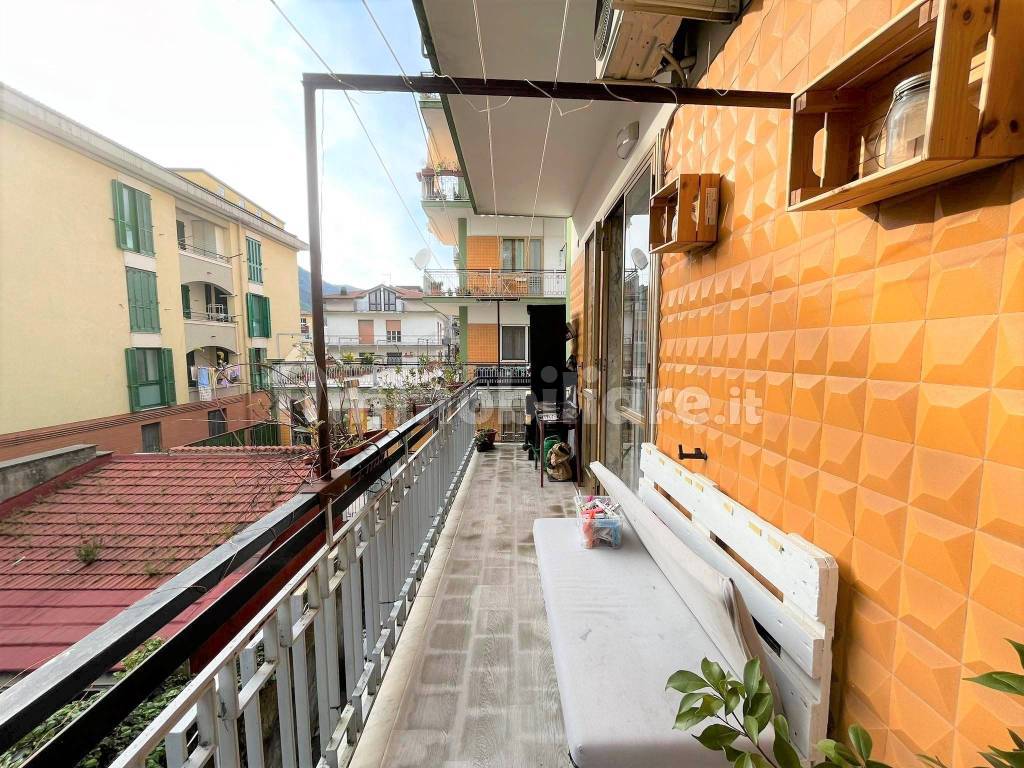 Vendita Appartamento Cava de' Tirreni. Trilocale in via Diego Ferraioli.  Ottimo stato, secondo piano, con balcone, riscaldamento autonomo, rif.  103299416
