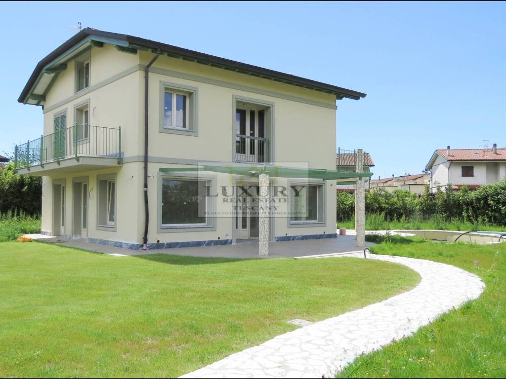 Villa con giardino piscina a Marina di Pietrasanta