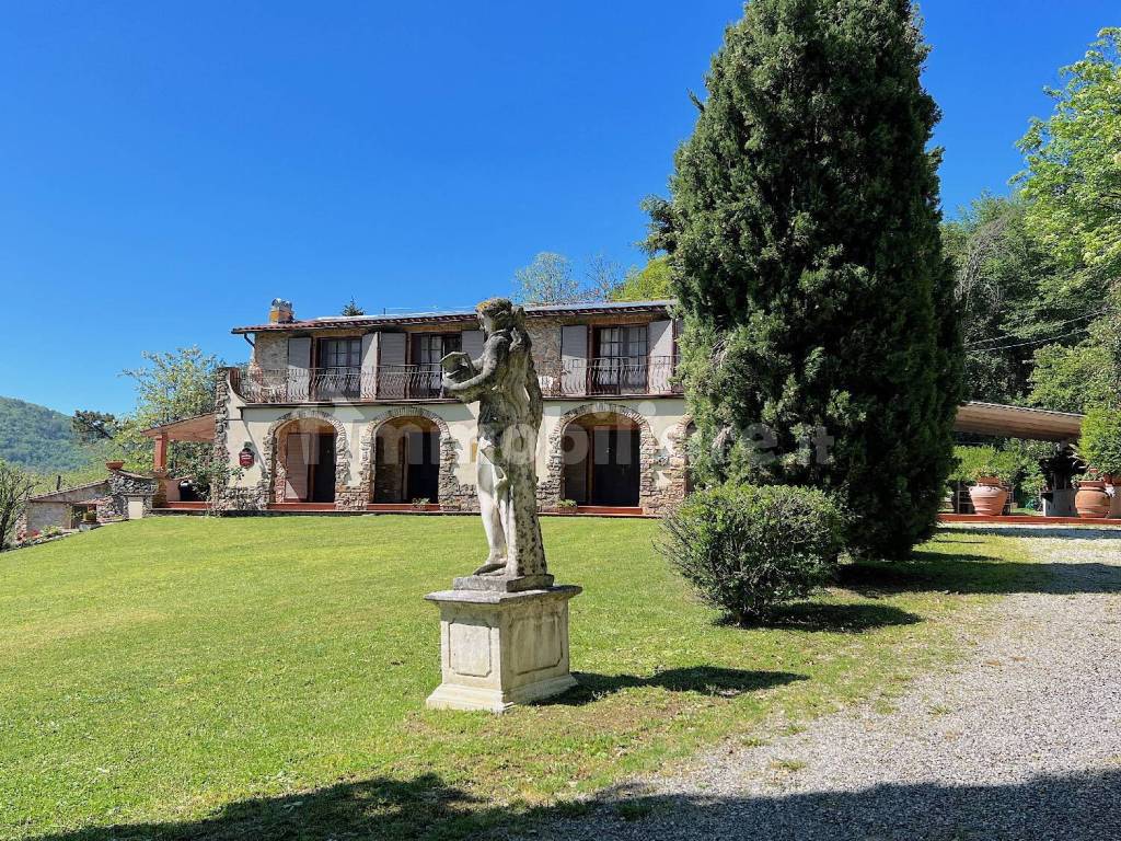 Vendita Villa unifamiliare in via per Camaiore Lucca. Ottimo stato, posto  auto, con terrazza, riscaldamento autonomo, 300 m², rif. 93826938