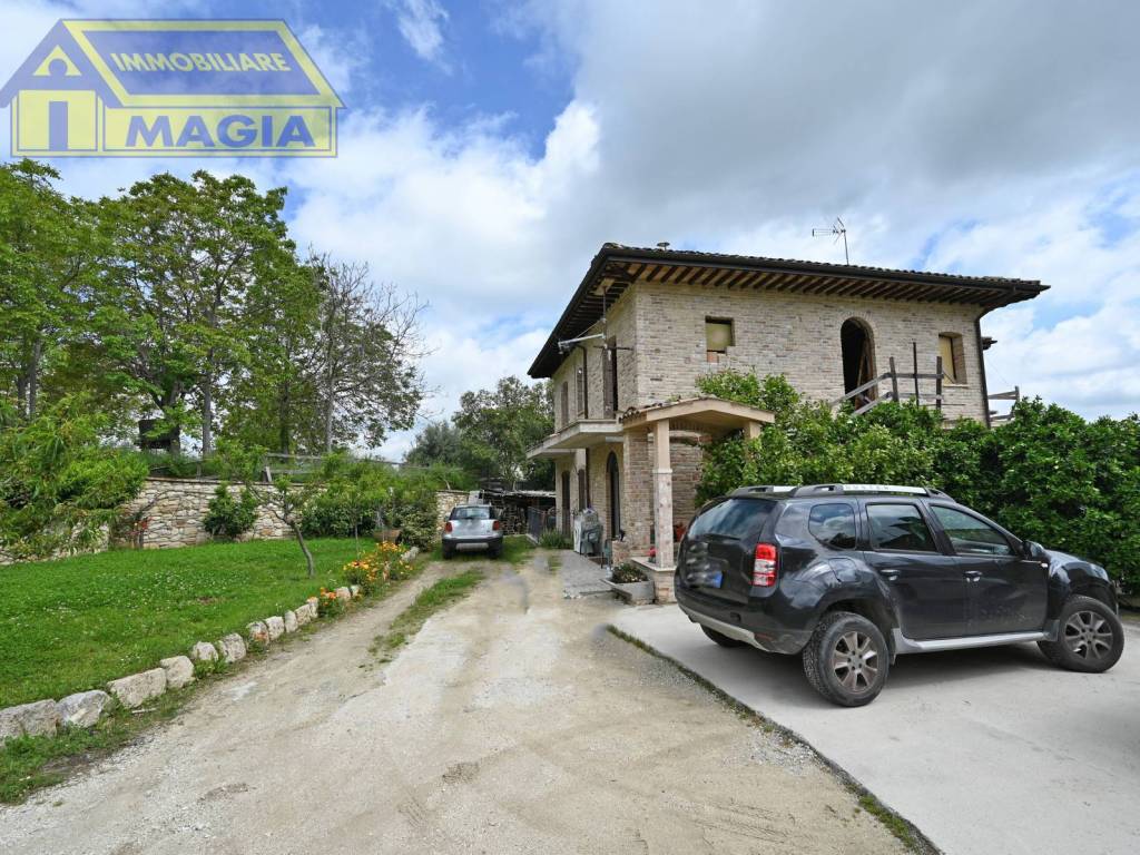 Vendita Terratetto unifamiliare in Cabbiano Castel di Lama. Ottimo stato,  posto auto, con terrazza, riscaldamento autonomo, 300 m², rif. 103368426