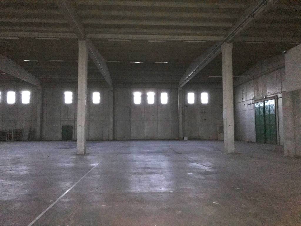 Capannone via carlo matteucci, zona capo rizzuto, apriglianello, papanice, crotone