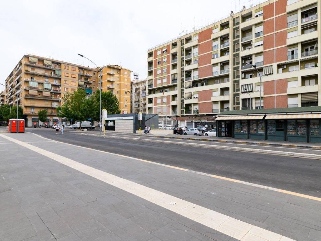 Vendita Appartamento Roma. Trilocale in piazza