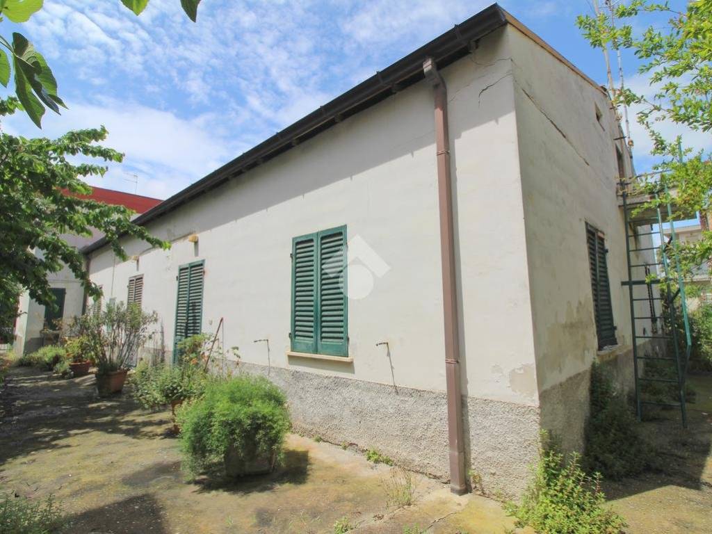 Vendita Villa plurifamiliare in via Adige 1 Giulianova. Da ristrutturare,  riscaldamento autonomo, 170 m², rif. 103422220