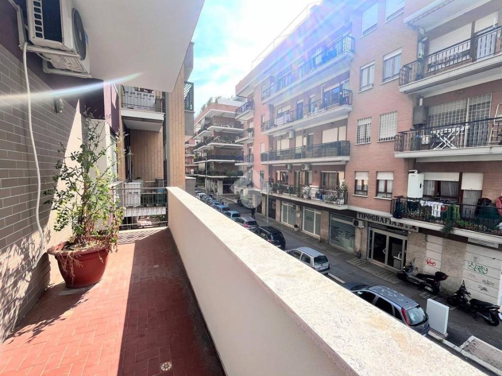 Vendita Appartamento in via Gaspara Stampa. Roma. Da ristrutturare, secondo  piano, posto auto, con terrazza, riscaldamento centralizzato, rif. 103440992