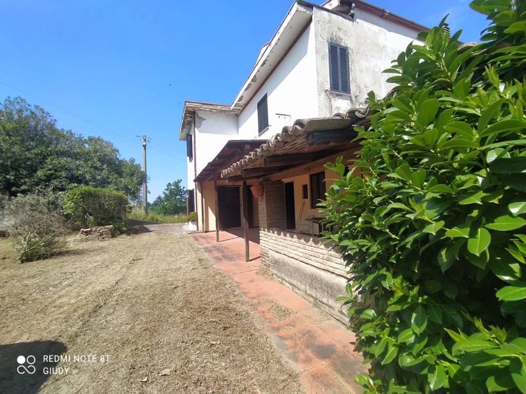 Vendita Villa unifamiliare in via Campovarone Minturno. Buono stato, posto auto, con balcone