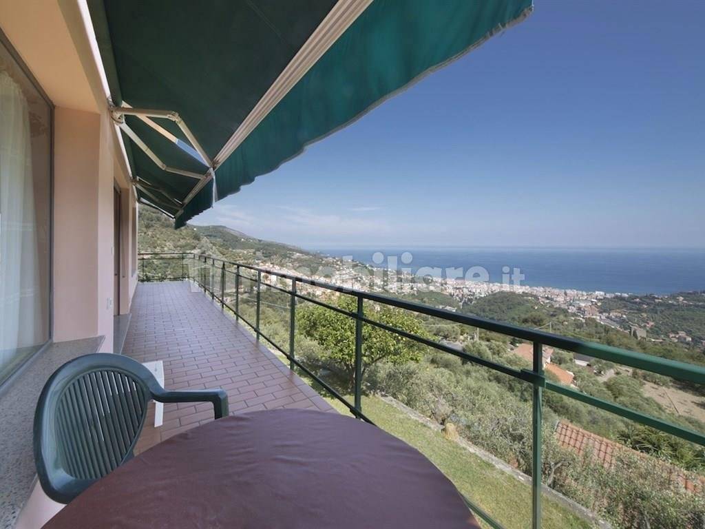 Balcone con vista golfo e isola Gallinara.