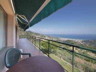 Balcone con vista golfo e isola Gallinara.