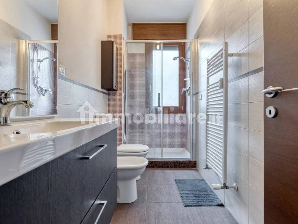 Bagno finestrato con doccia