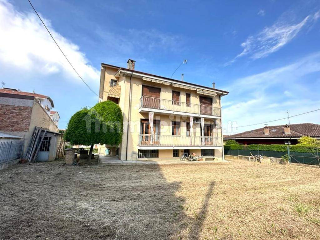 Vendita Villa bifamiliare in via Massimo d'Azeglio 18 San Damiano d'Asti.  Buono stato, posto auto, con terrazza, riscaldamento autonomo, 240 m², rif.  103543746