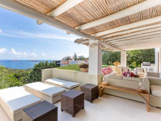 Large panoramic terrace with sea view