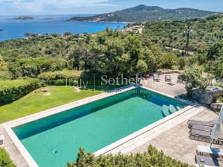 Common pool with sea view