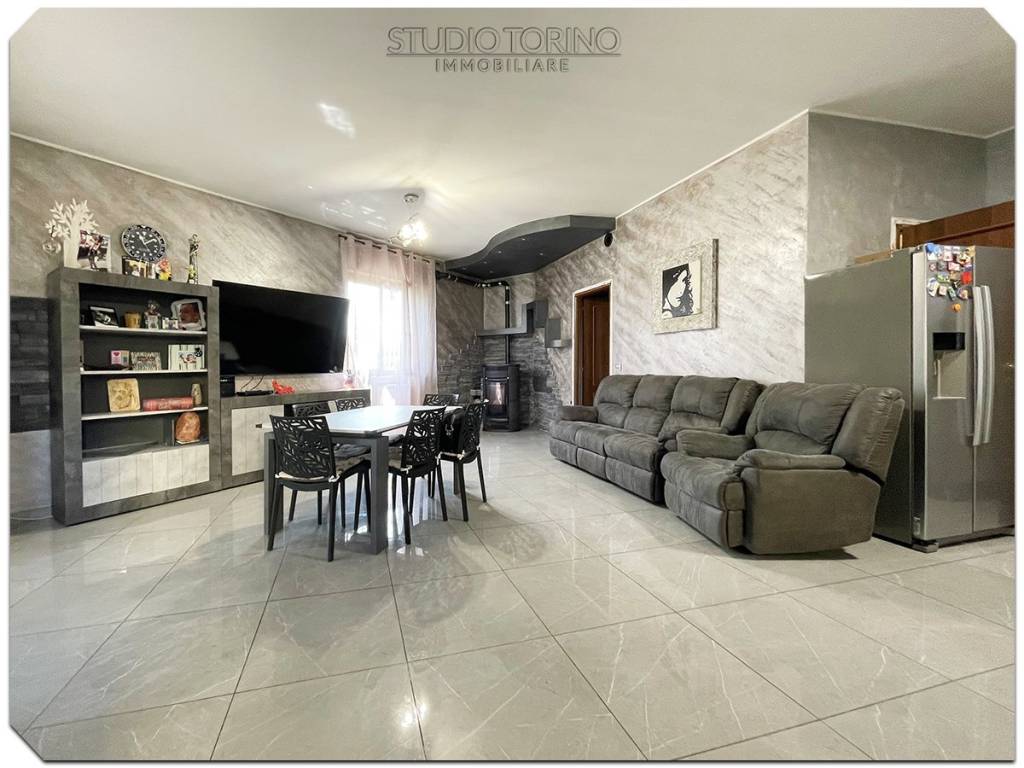 BELLISSIMO! Ampio, semi indipendente con terrazzo!