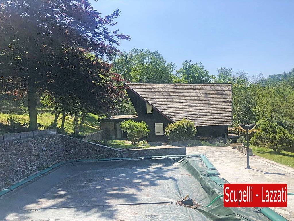 Chalet in stile Montagna con Piscina e giardino