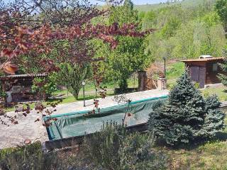 Chalet con piscina e giardino