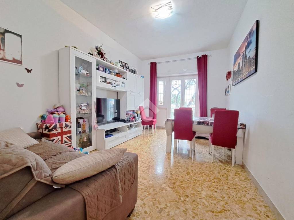 Vendita Appartamento Roma. Trilocale in via del Casale di San Basilio 238. Buono stato, secondo