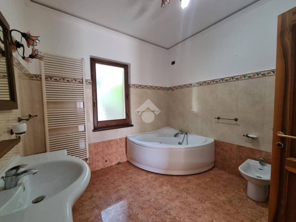 Bagno con vasca idromassaggio