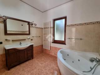 Bagno con vasca idromassaggio