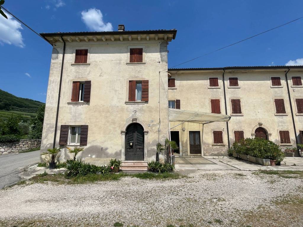 Vendita Casale in via Cao di Sopra 24 San Martino Buon Albergo. Da  ristrutturare, posto auto, 363 m², rif. 103675104