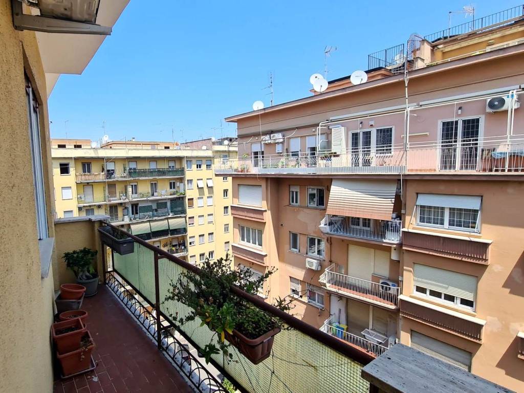 Vendita Appartamento Roma. Trilocale in via Vallarsa. Ottimo stato, ottavo  piano, con balcone, riscaldamento centralizzato, rif. 103676336