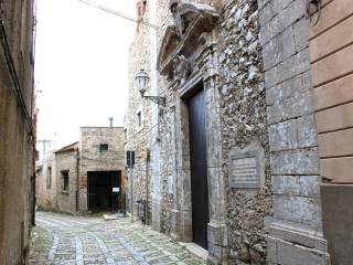 Vista con portale Chiesa s.teresa