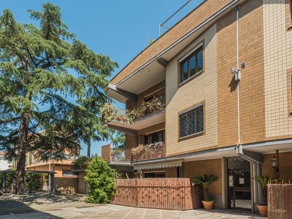Vendita Attico in via al Quarto Miglio 24 Roma. Buono stato, posto auto, con terrazza, rif Vendita Attico in via al Quarto Miglio 24 Roma. Buono stato, posto auto, con terrazza, rif
