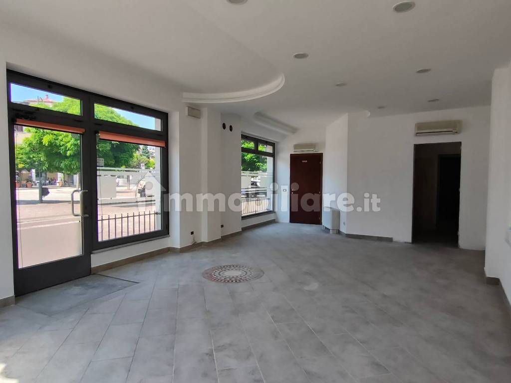 Commercial activity piazza San Giuseppe 17, Galliate, Ref. 103706908 ...