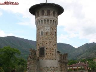 la_famosa_torre_di_val_dellatorre_in_piemonte_provincia_di_torino.jpg