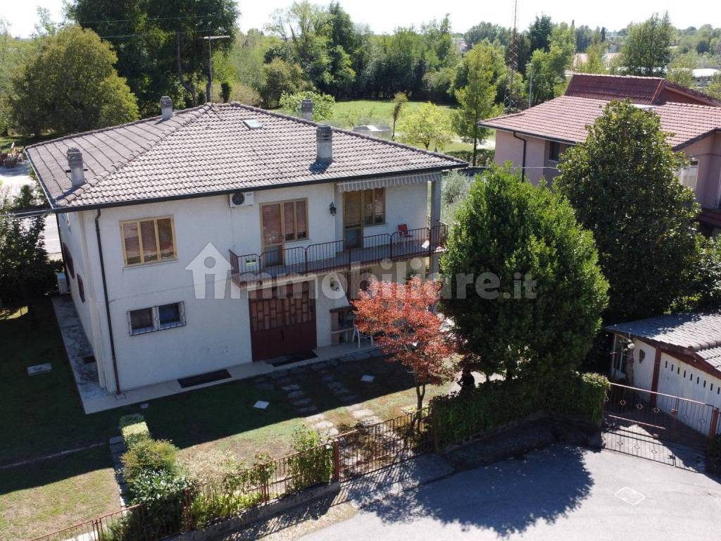 Vendita Villa unifamiliare Bassano del Grappa. Posto auto, con terrazza