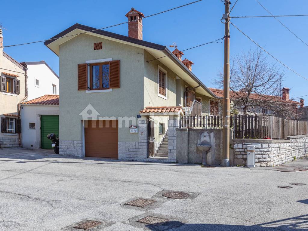 Vendita Villa bifamiliare in Località Basovizza 29 Trieste. Buono stato