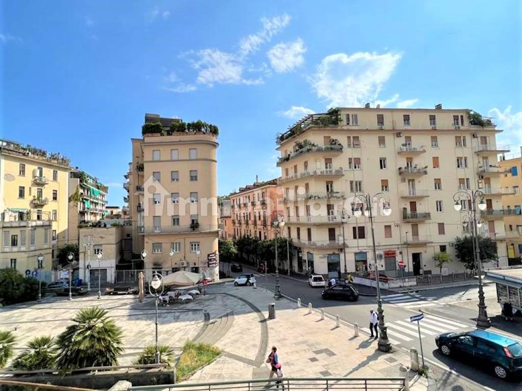 Affitto Appartamento Salerno. Trilocale in via dei Principati. Da