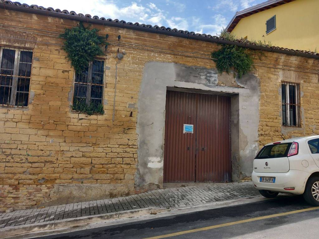 Garage - box via montereale vecchio, loreto