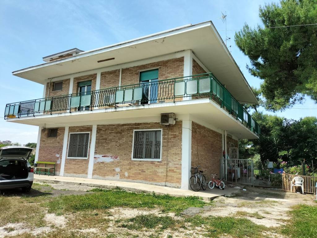 Vendita Villa bifamiliare in Strada della Cava Bari. Buono stato, posto  auto, con terrazza, riscaldamento autonomo, 230 m², rif. 103797844