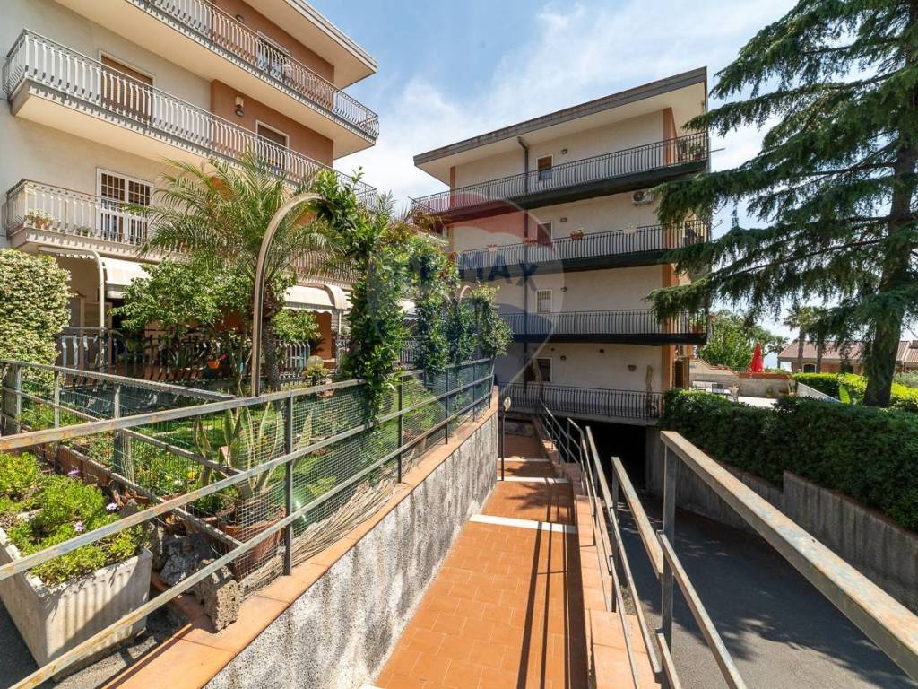 Vendita Appartamento in via Giuseppe Leonardi 54. Aci Catena. Ottimo stato,  terzo piano, posto auto, con balcone, riscaldamento autonomo, rif. 103836681