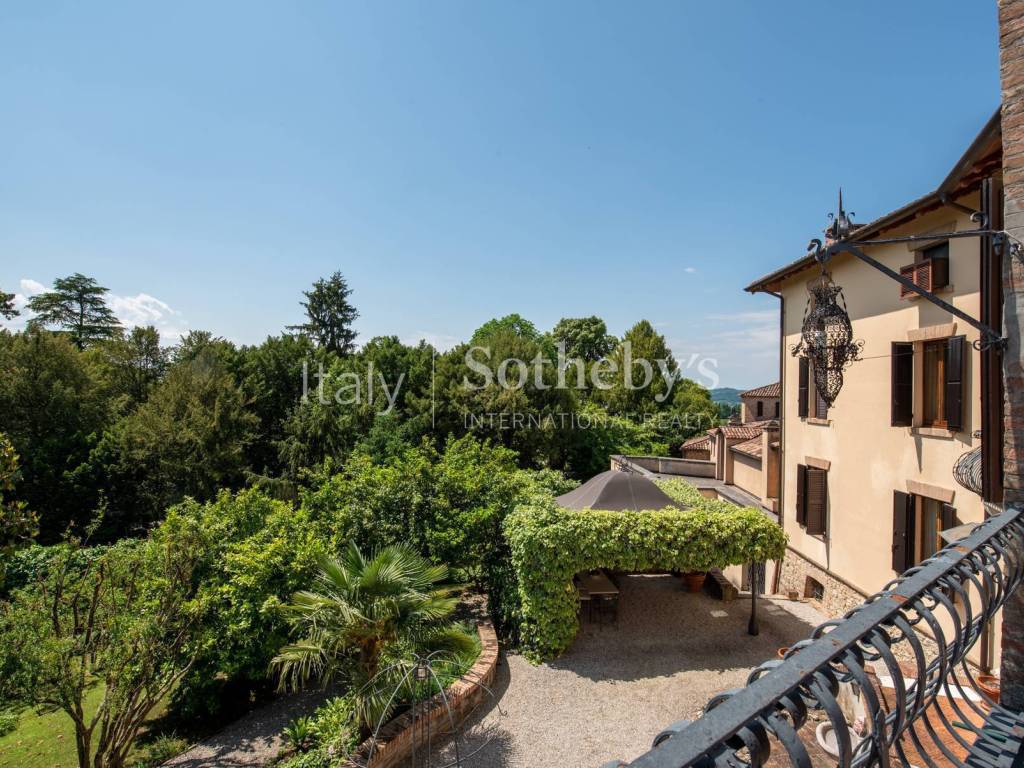 Visuale su giardino di proprietà