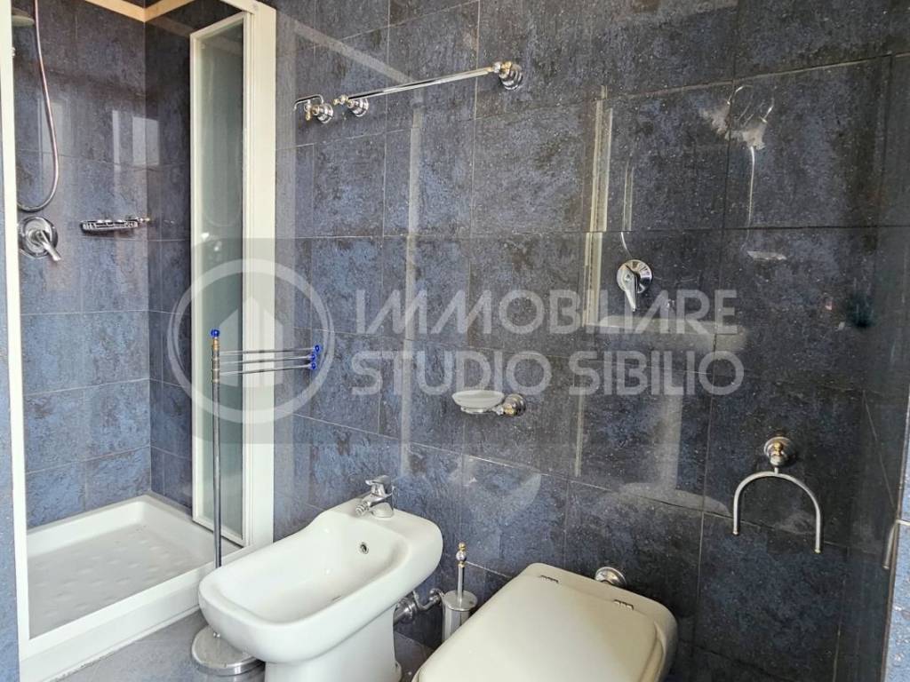 Bagno con box doccia