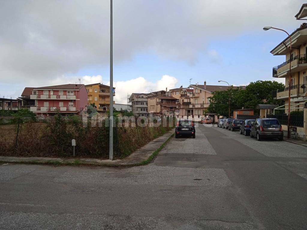 VISTA ANGOLARE SU DUE STRADE